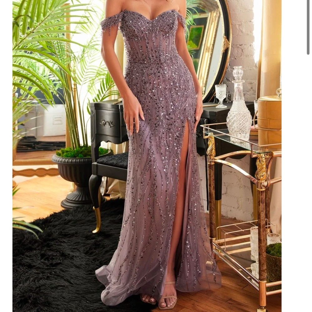 La Divine English violet dress